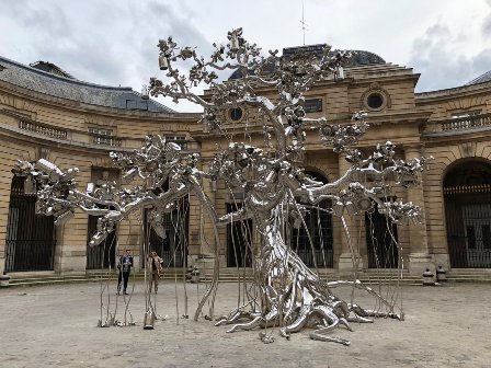 Subodh Gupta y sus esculturas de Acero Inoxidable